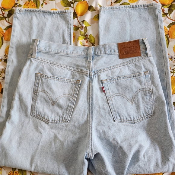 BNWOT Levi's distressed button fly jeans - Picture 5 of 9